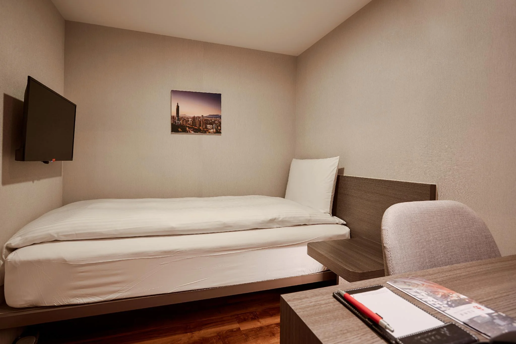 男生單人房 - 需共用衛浴 (Male Single Room with Shared Bathroom)