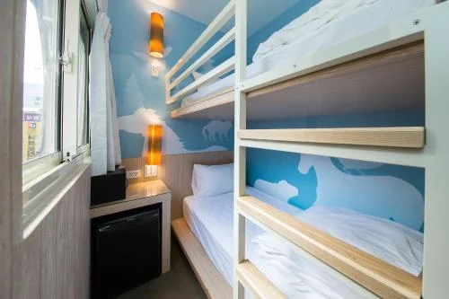 上下鋪房 (Bunk Room)