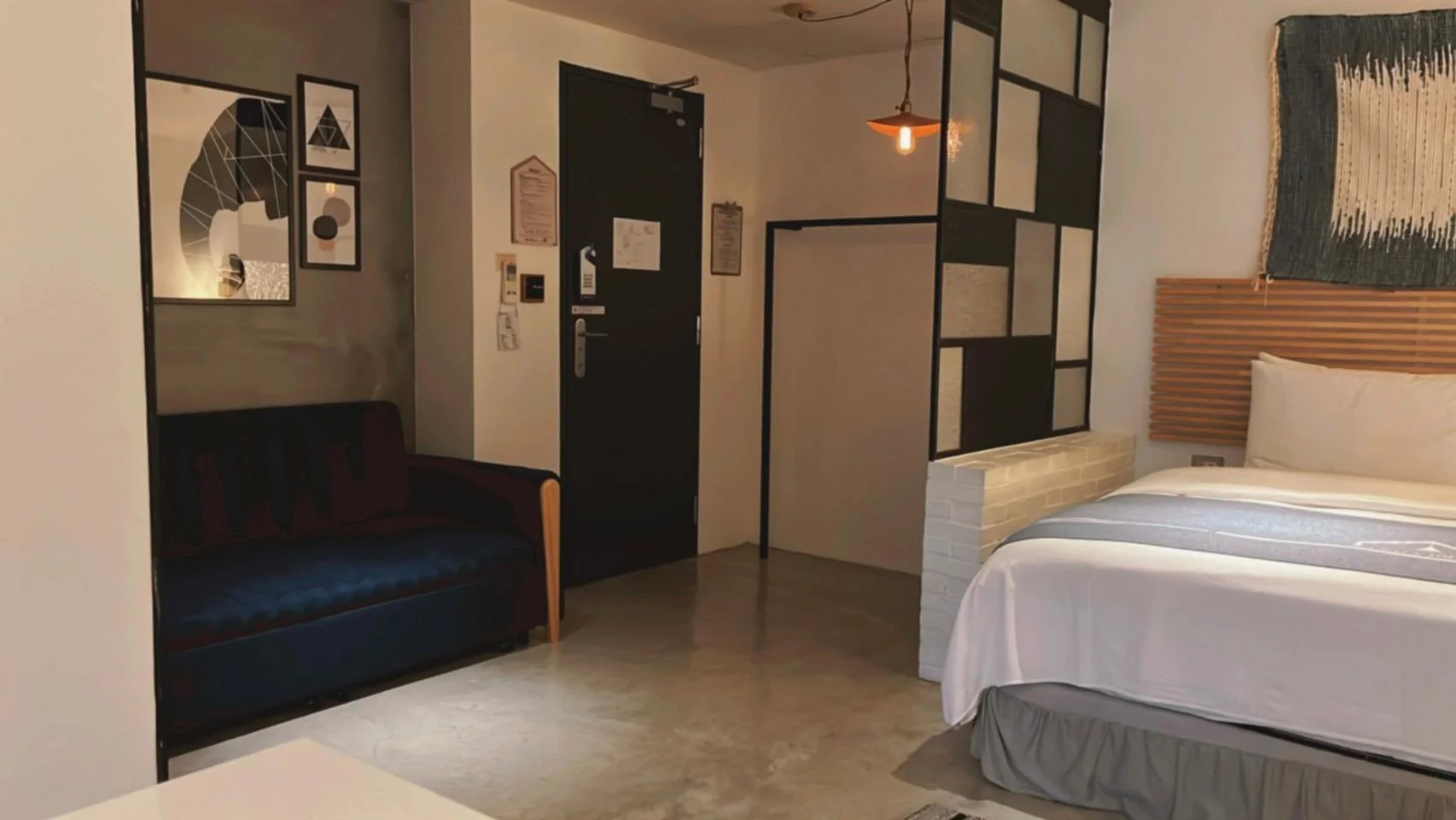 6號房：柯比意 - 經典四人房 (Classic Corbusier Style Quadruple Room 6)