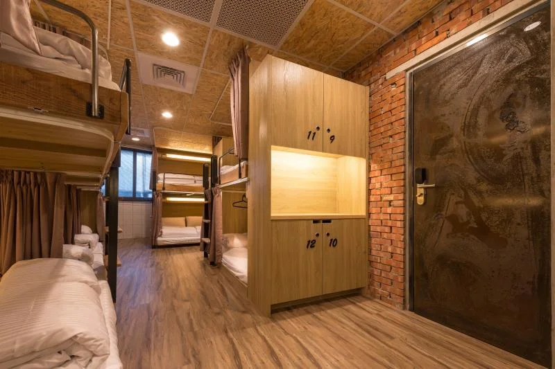 女性宿舍房的單人床 (Single Bed in Female Dormitory Room)