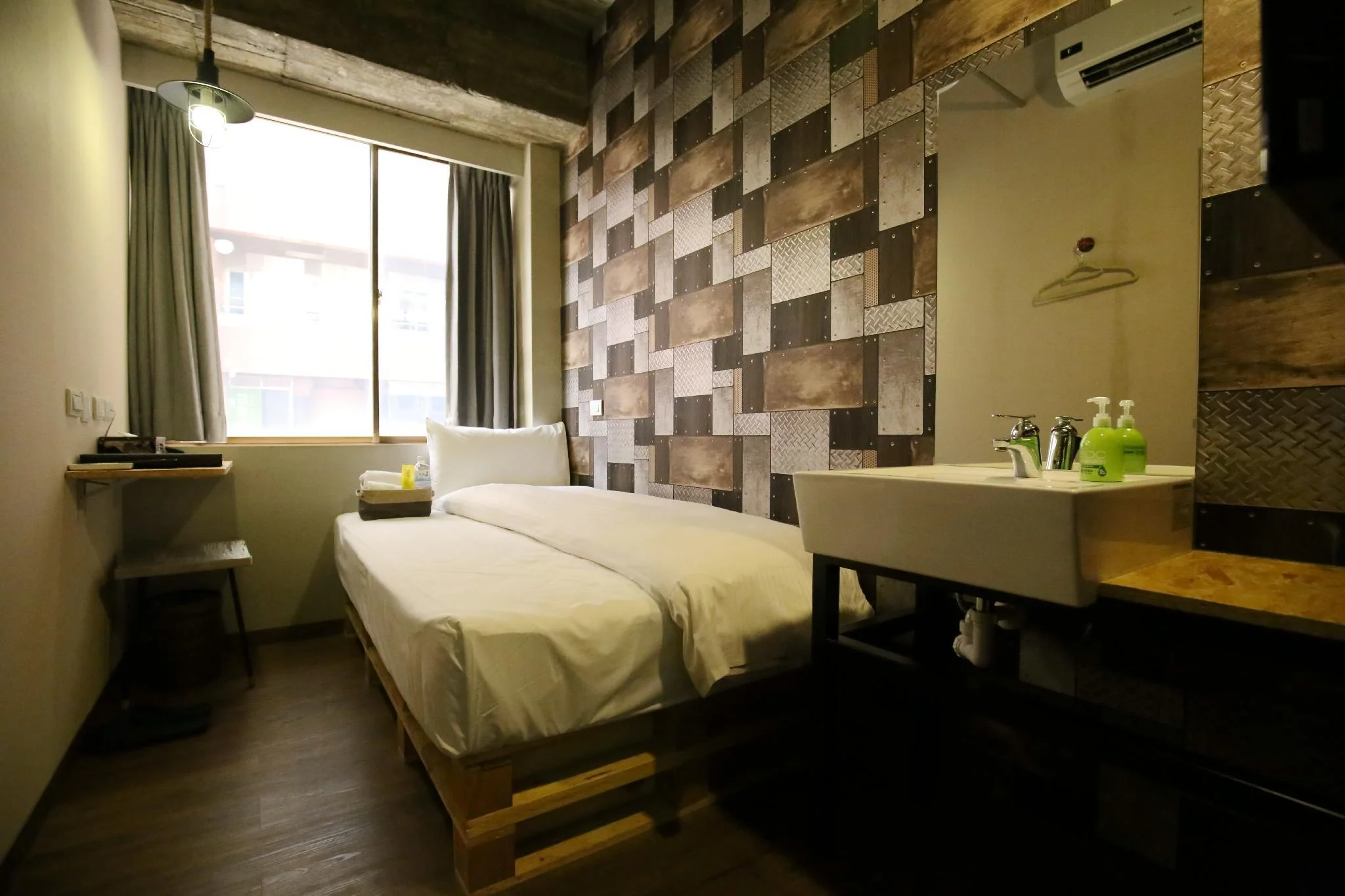 豪華單人房 - 需共用衛浴 (Deluxe Single Room with Shared Bathroom)