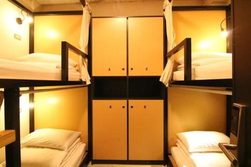 4 床混合宿舍房 (4-Bed Mixed Dormitory Room)