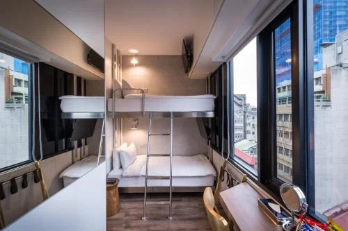 上下舖房 (Bunk Bed Room)