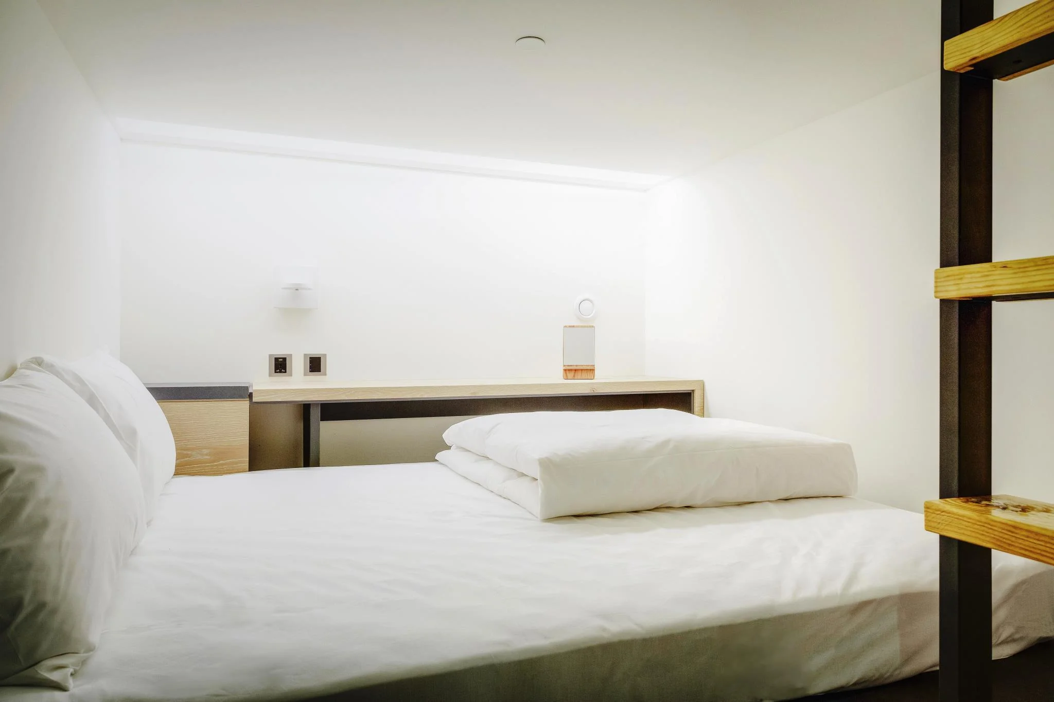 女性宿舍房的雙人床 (Double Bed in Female Dormitory Room)