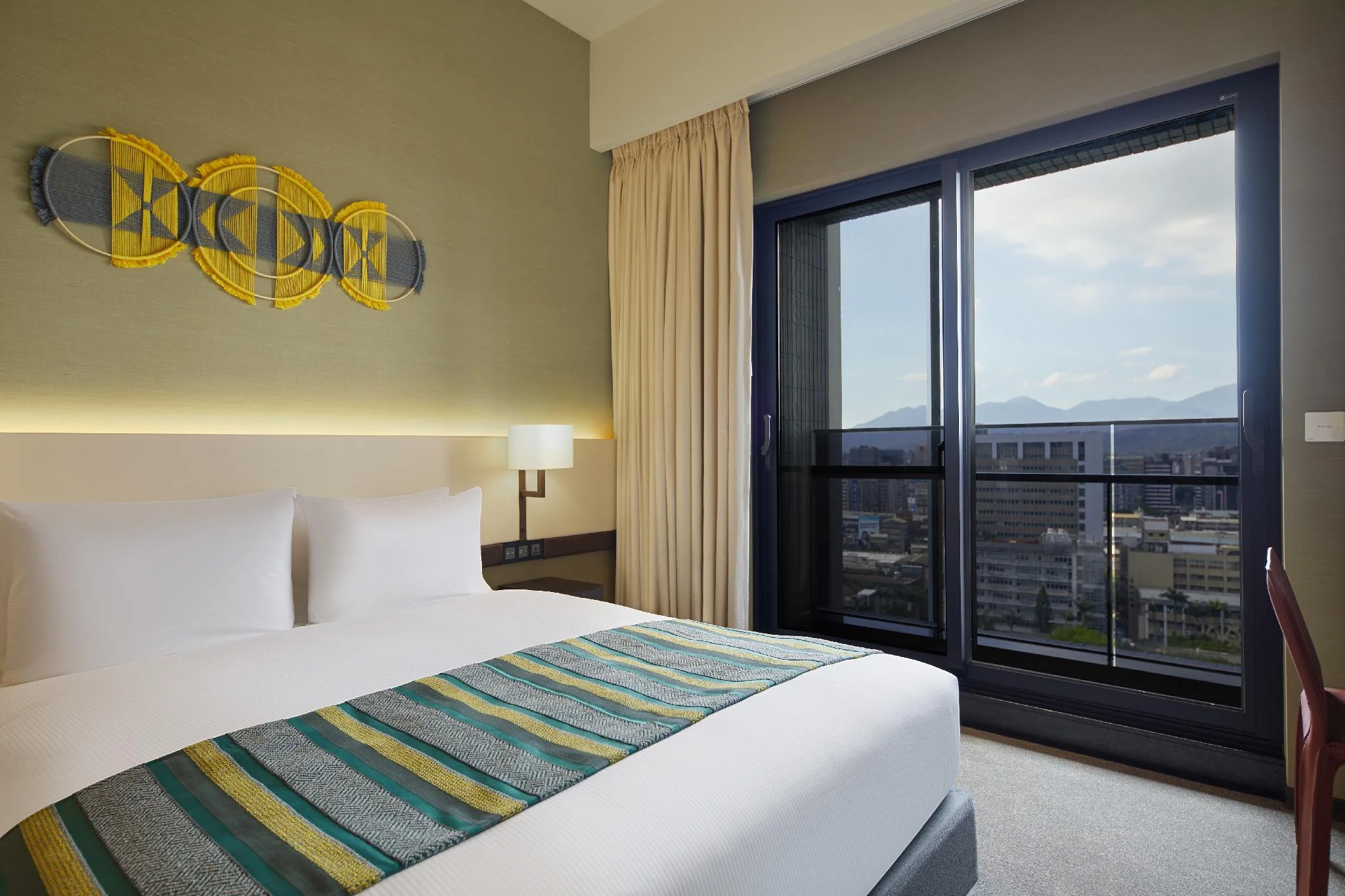 標準房(1張大床) - 有陽台 (Standard: 1 Bed Queen, with Balcony)