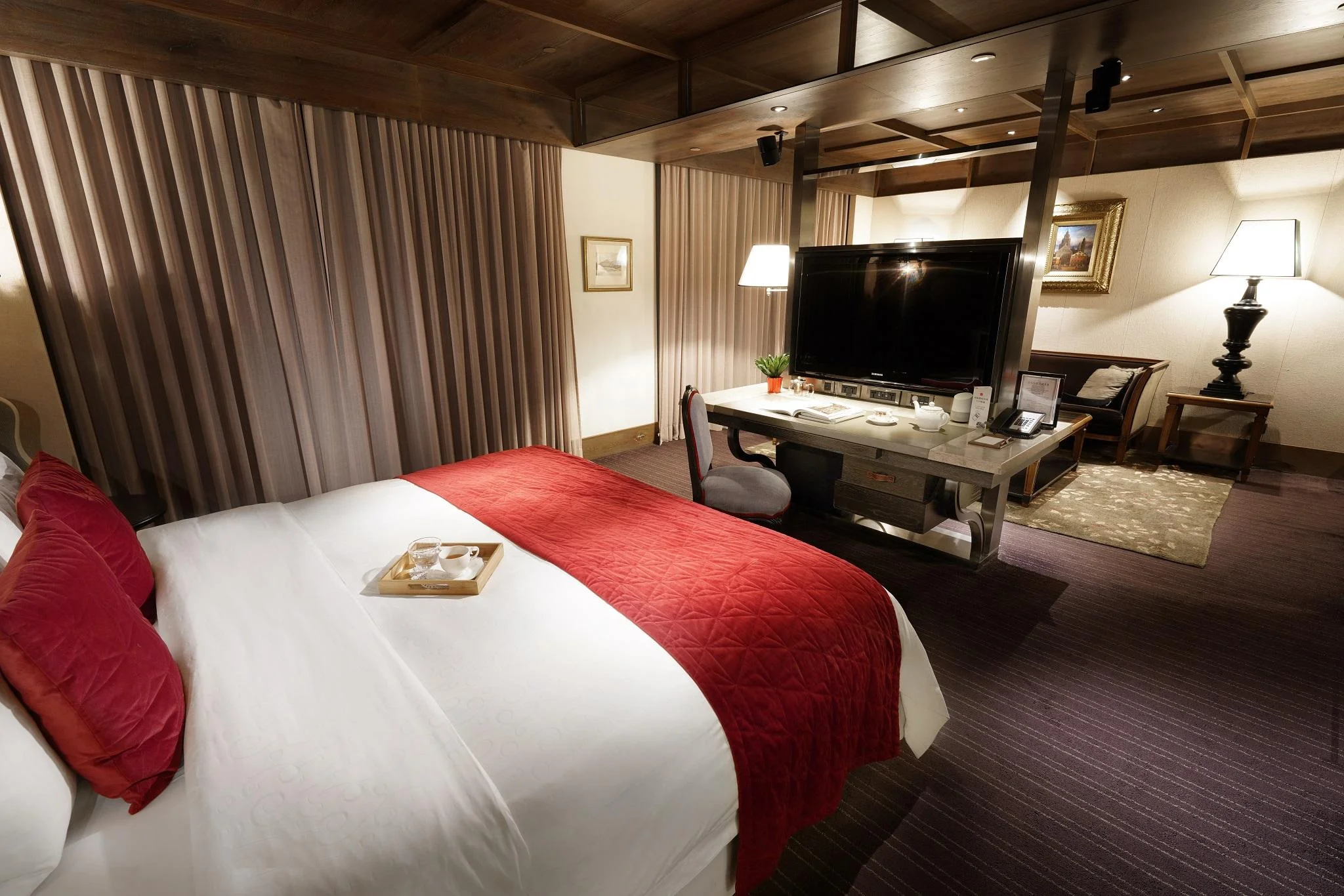 豪華套房(特大床) - 附早餐/不含停車費 (Deluxe King Suite - Breakfast Included, No Parking Fee Included)