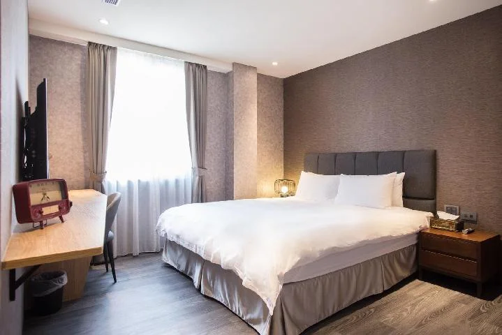 玫瑰房 - 部分有窗 (Rose Room with Partial Window)