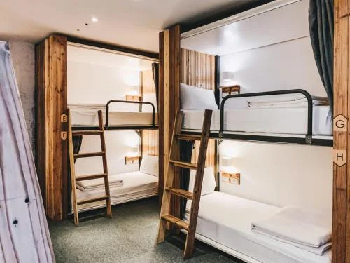 8 床女性宿舍房的 1 張單人床 (Single Bed in Female 8-Bed Dormitory Room)