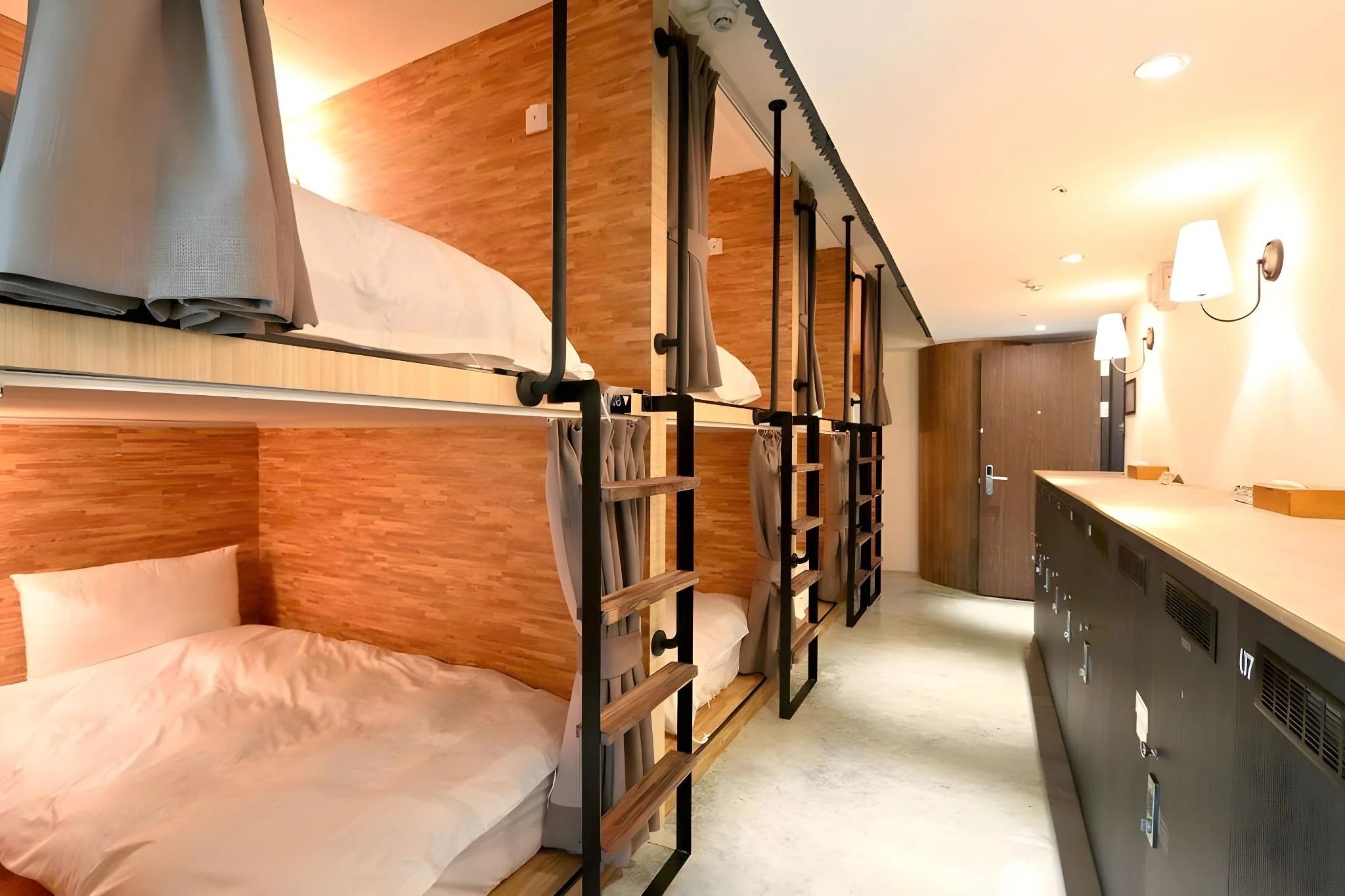 宿舍 - 男女混合 (Dormitory Room - Mixed)