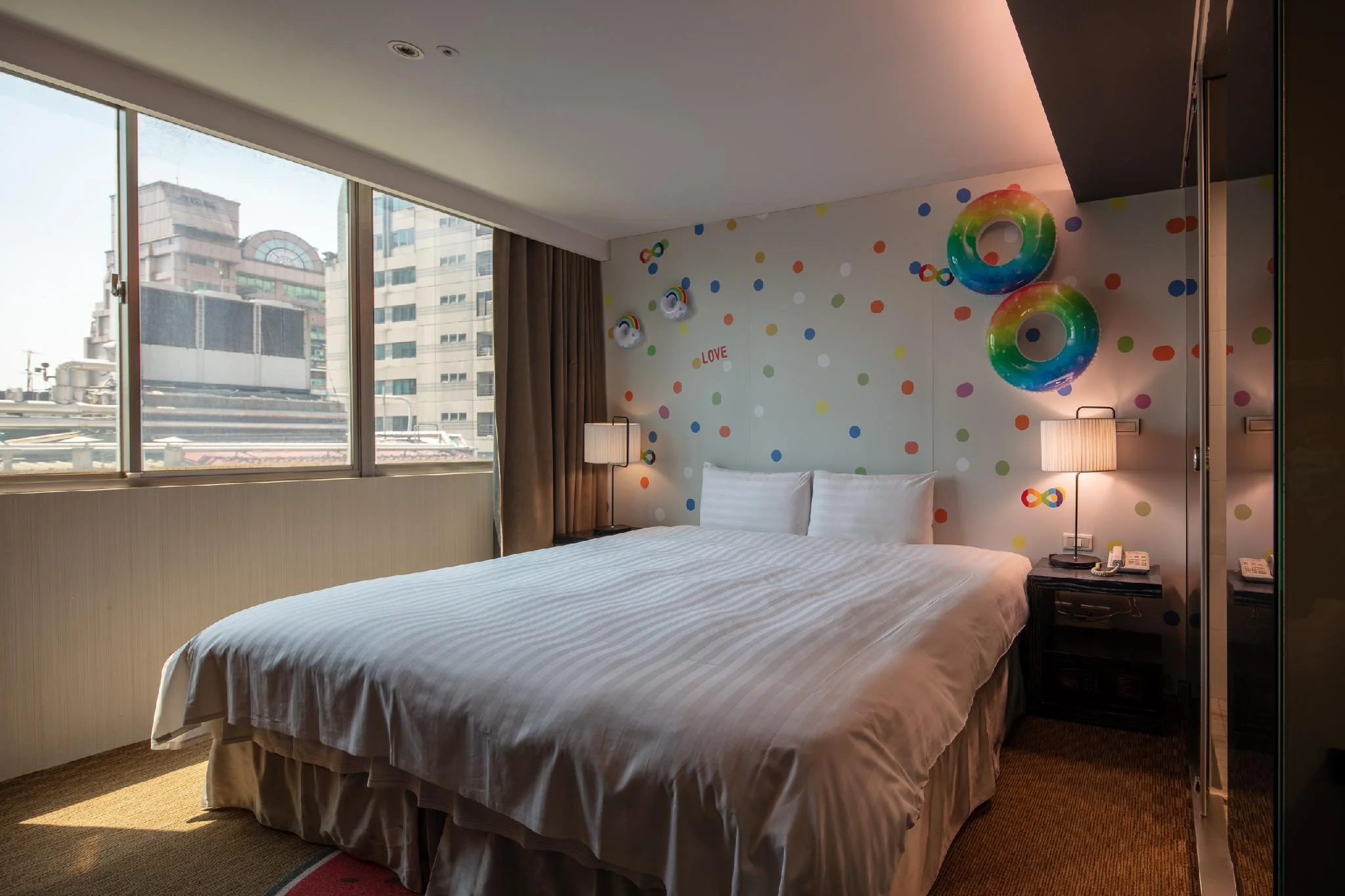 Rainbow房 (Rainbow Room)