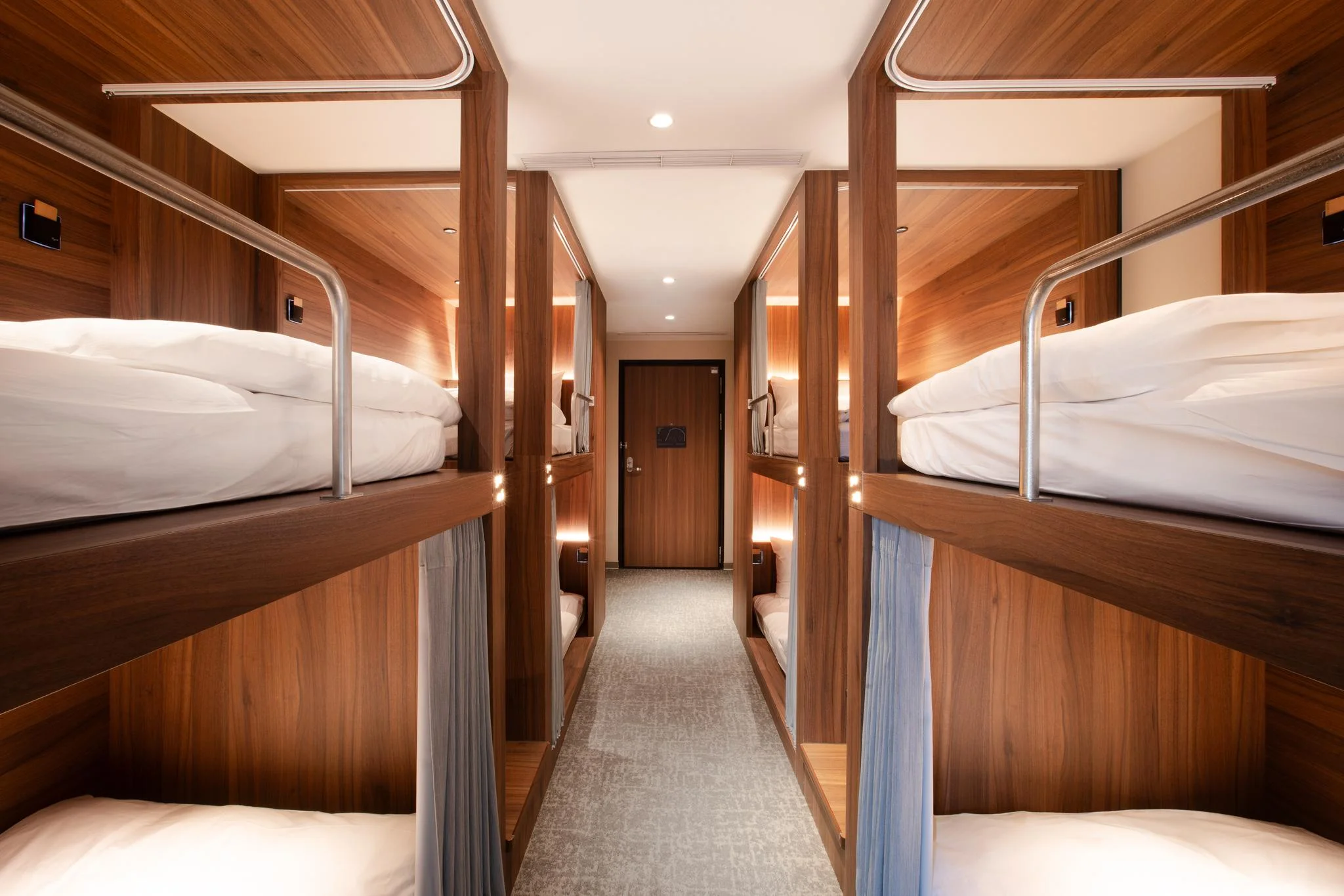 女性宿舍房的 1 個上下鋪床位 (Bunk Bed in Female Dormitory Room)