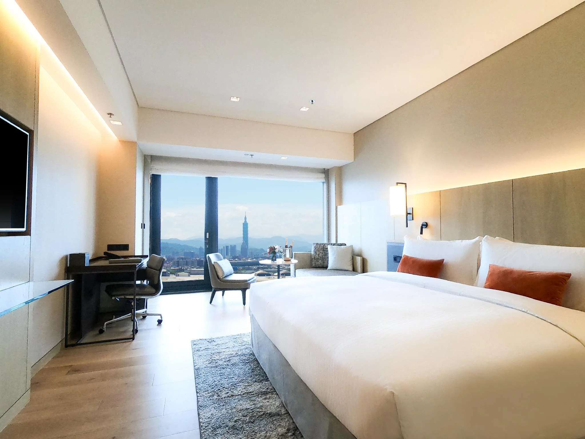 Sky View King Room, Guest room, 1 King, Skyline view, High floor