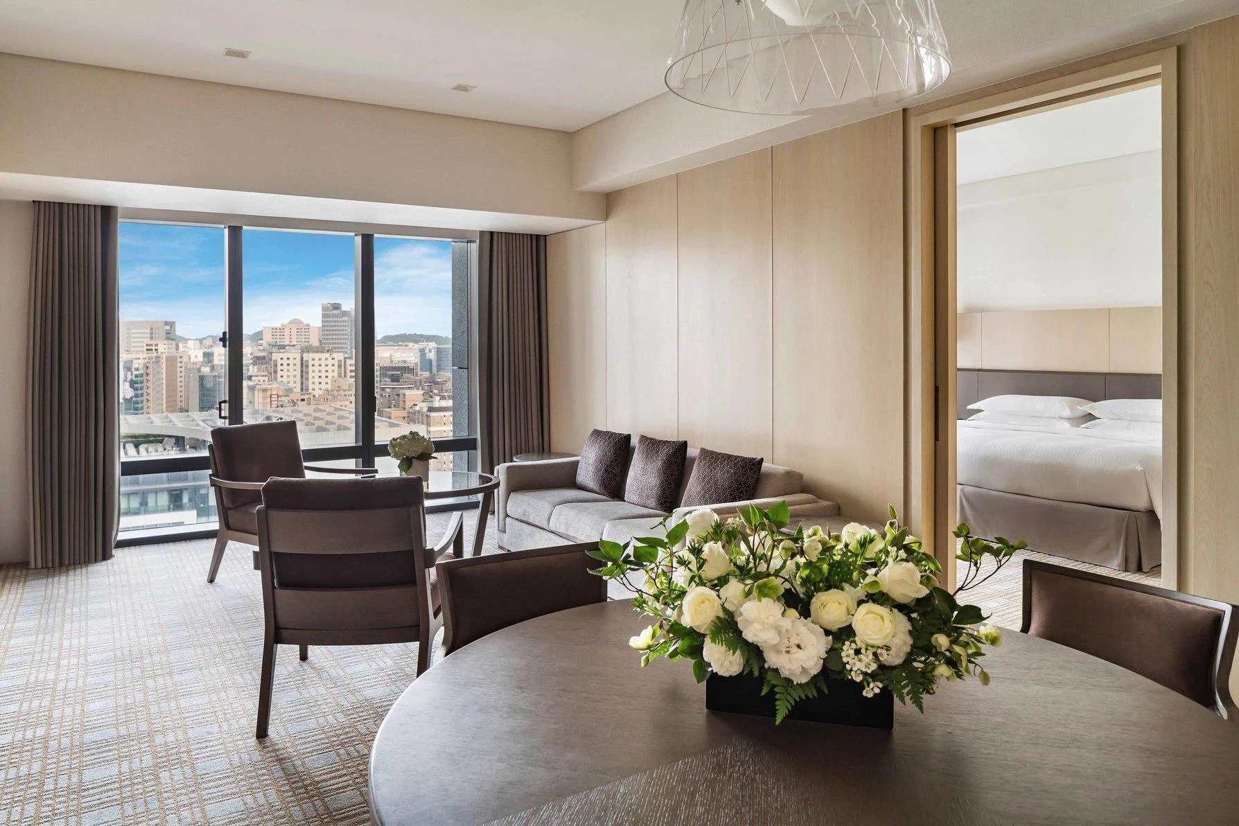 Brilliant Suite, Executive lounge access, 1 Bedroom Larger Suite, 1 King, High floor