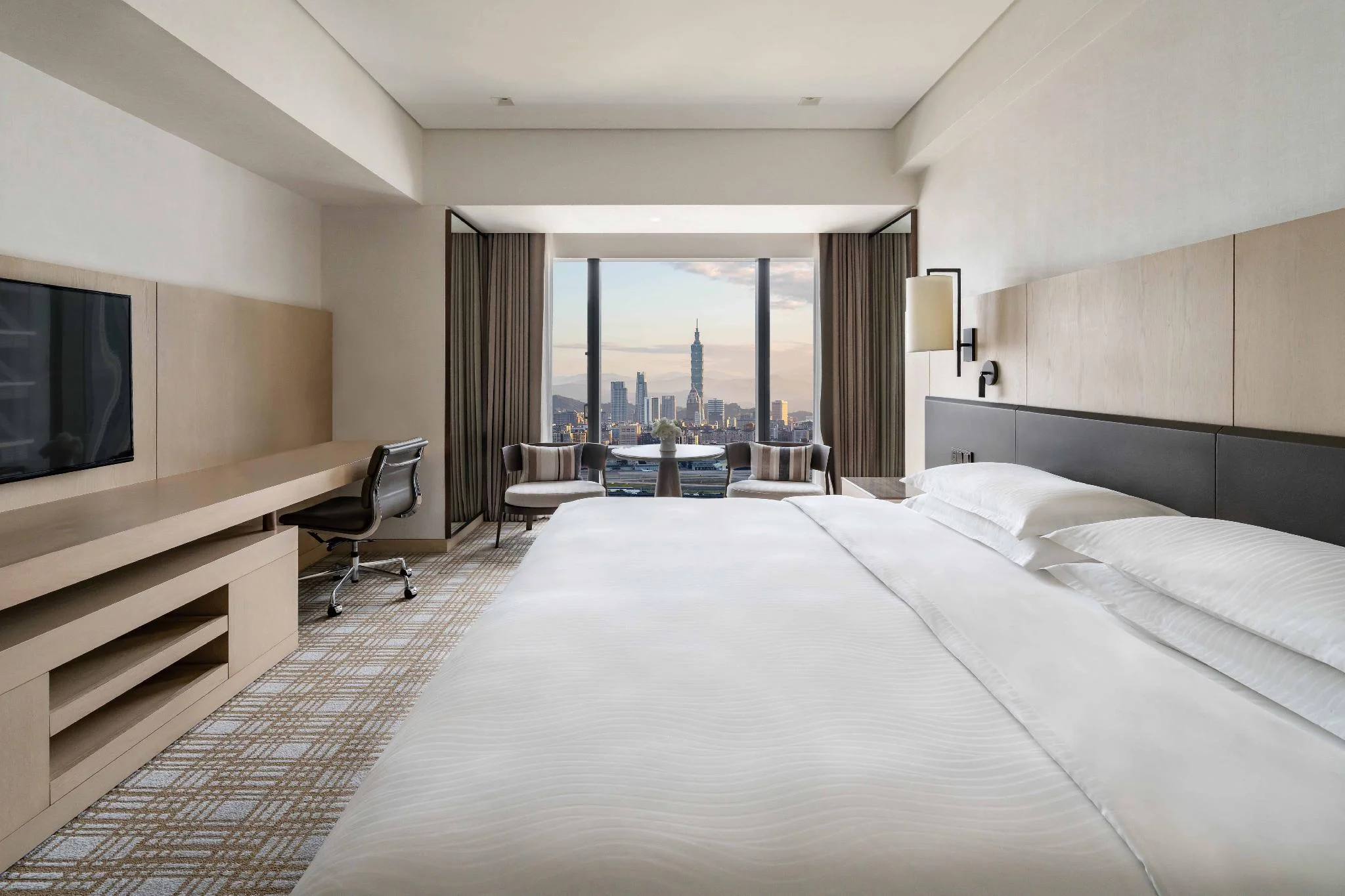 Privilege King Room, Executive lounge access, Guest room, 1 King, High floor